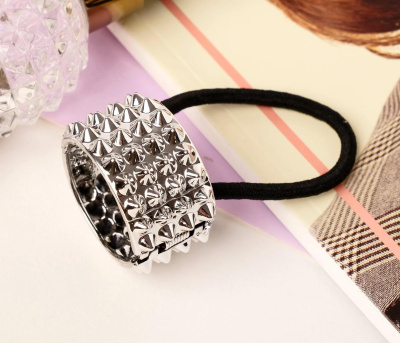 РЕЗИНКА ДЛЯ ВОЛОС МОДНАЯ ШТУЧКА ГЛЯНЕЦ РЕЛЬЕФ фото в интернет-аптеке Склад Лекарств